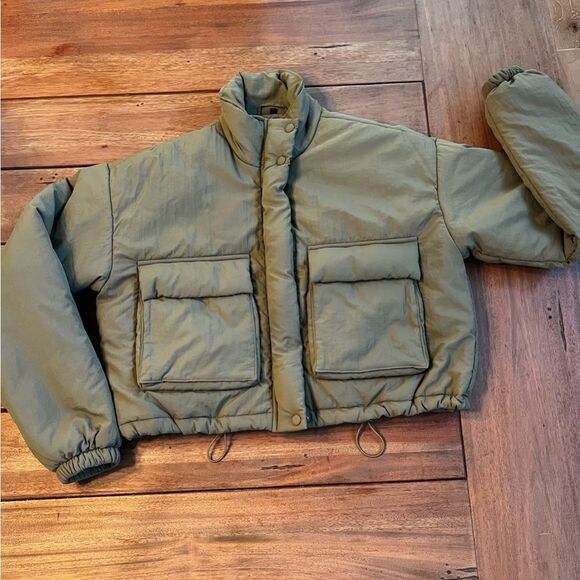 BLANKNYC Nylon Crop Puffer
Jacket, Size X-Small ARMY Green Jacket - Picture 5 of 8